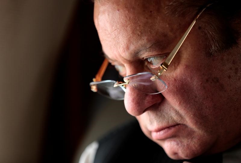 © Reuters. المحكمة العليا الباكستانية توصي ببقاء شريف في منصبه
