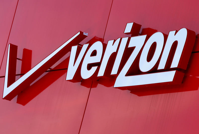 © Reuters. FILE PHOTO: The logo of Verizon is seen in  San Diego, California