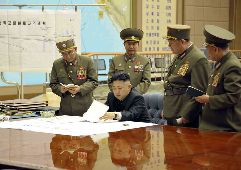© Reuters. Líder da Coreia do Norte, Kim Jong-un comanda uma reunião urgente, em Pyongyang