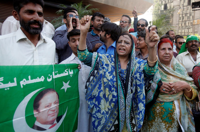 © Reuters. Supporters of Pakistan's Prime Minister Nawaz Sharif chant slogans following Pakistan's Supreme Court’s decision on a case related to Panama Papers leaks, in Karachi
