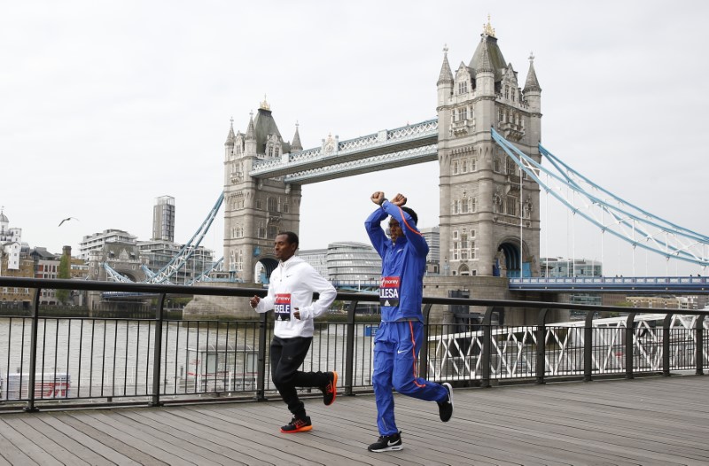 © Reuters. Kenenisa Bekele (L) and Feyisa Lilesa (R) of Ethiopia ahead of the 2017 Virgin Money London Marathon