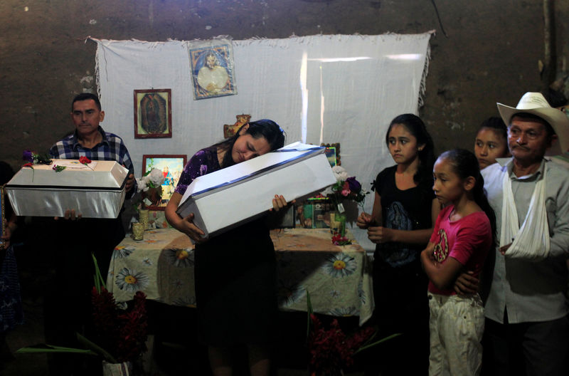 © Reuters. Tras 35 años, supervivientes de una masacre en El Salvador esperan justicia