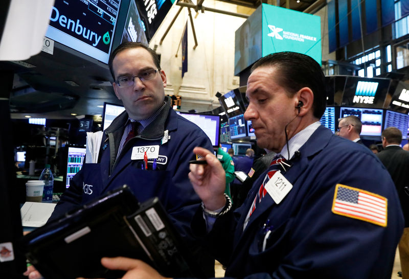 © Reuters. Traders work on the floor of the New York Stock Exchange (NYSE) in New York