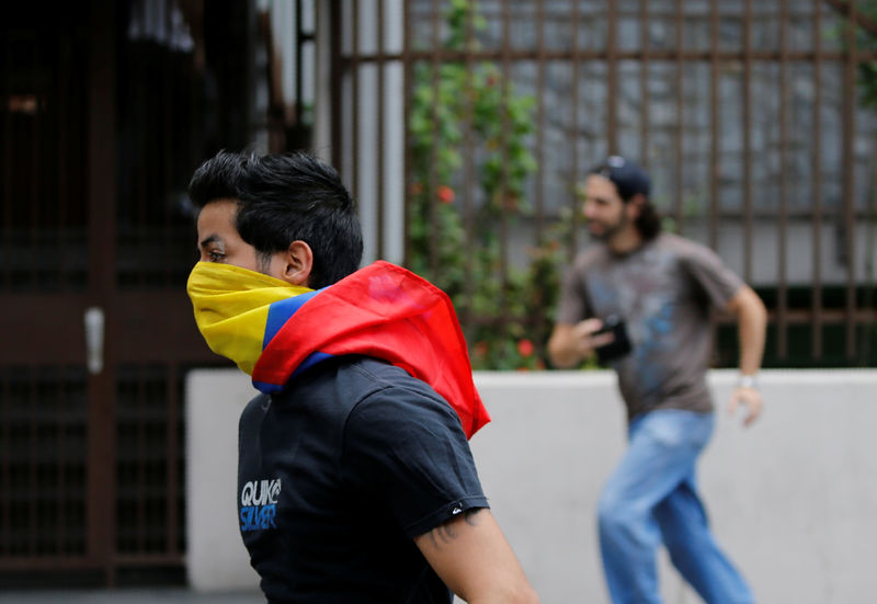 © Reuters. Demonstrators clash with riot police during a rally against Venezuela's President Nicolas Maduro in Caracas