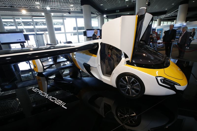 © Reuters. People look at the AeroMobil flying car during its unveiling at the Top Marques Monaco supercar show in Monaco