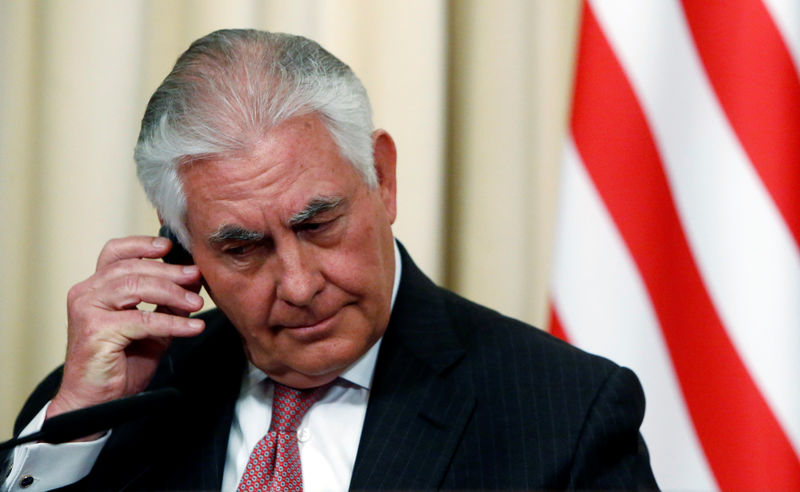 © Reuters. U.S. Secretary of State Rex Tillerson adjusts his headphones during a news conference with Russian Foreign Minister Sergei Lavrov following their talks in Moscow