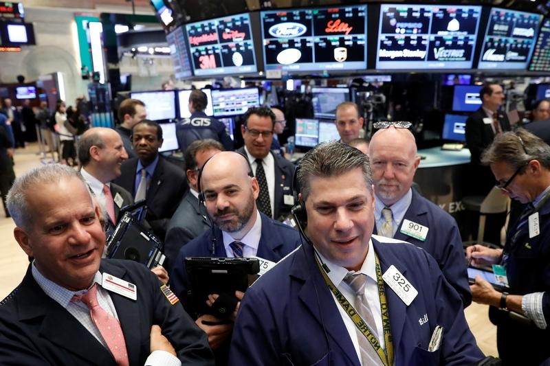 © Reuters. Traders work on the floor of the NYSE in New York