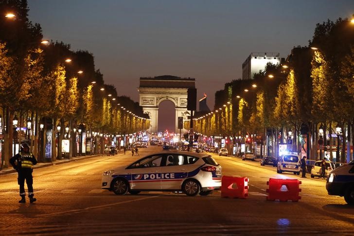 © Reuters. Carro de polícia na Champs Elysée após tiroteio