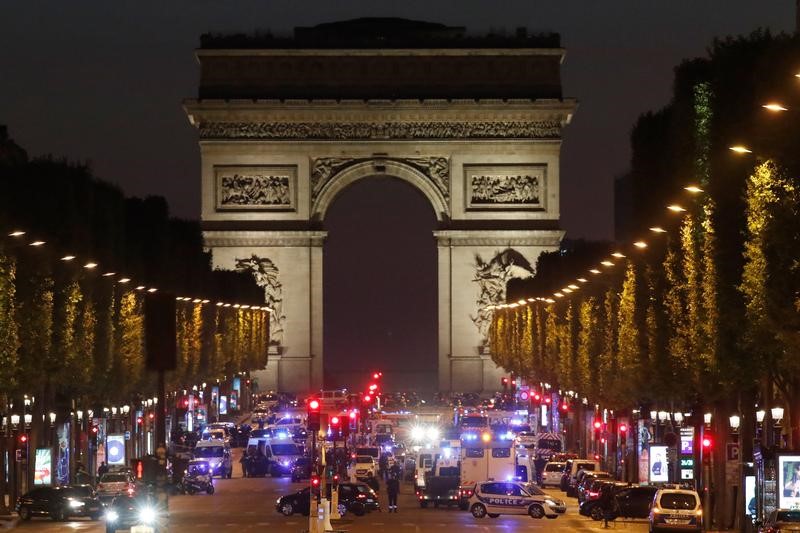© Reuters. نقابة: ضابط شرطة باريس قتل في سيارة متوقفة في إشارة مرورية