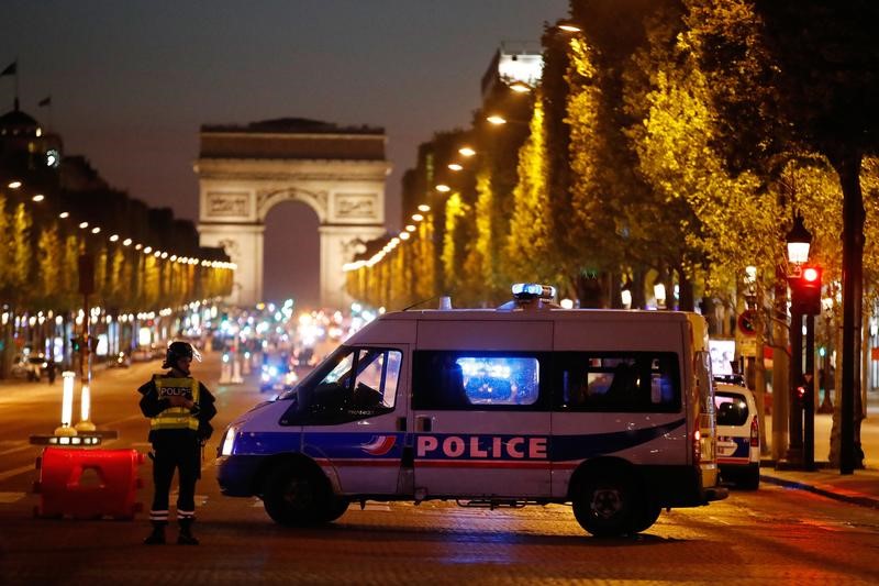 © Reuters. مصدر بالشرطة: وفاة شرطي آخر متأثرا بجراحه في واقعة إطلاق النار بباريس