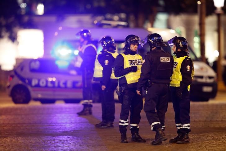 © Reuters. الشرطة تصدر أمرا للقبض على مشتبه به ثان في إطلاق نار في باريس