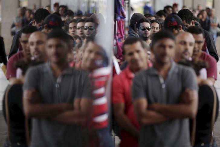 © Reuters. Pessoas formam fila em agência de empregos em Brasília, no Brasil