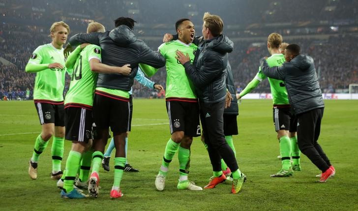 © Reuters. اياكس بعشرة لاعبين يصعق شالكه وتأهل يونايتد وسيلتا في الدوري الاوروبي