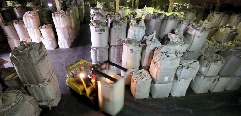 © Reuters. Funcionário transporta sacas de 1 tonelada de grãos de café em armazém de Santos, no Brasil