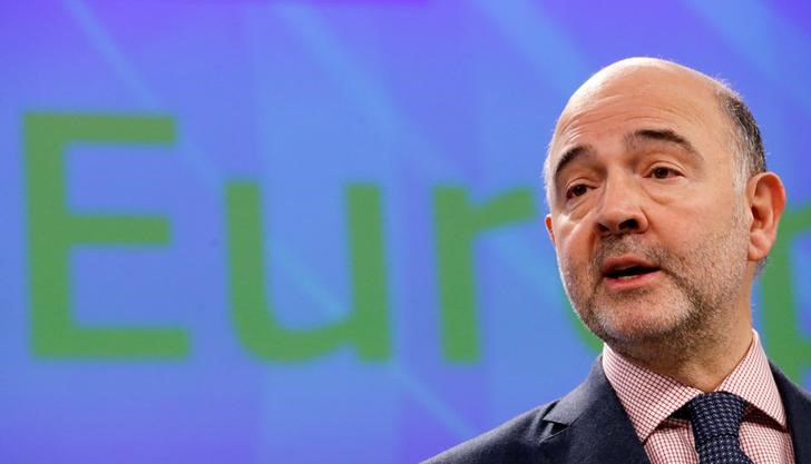 © Reuters. EU Commissioner Moscovici addresses a news conference in Brussels