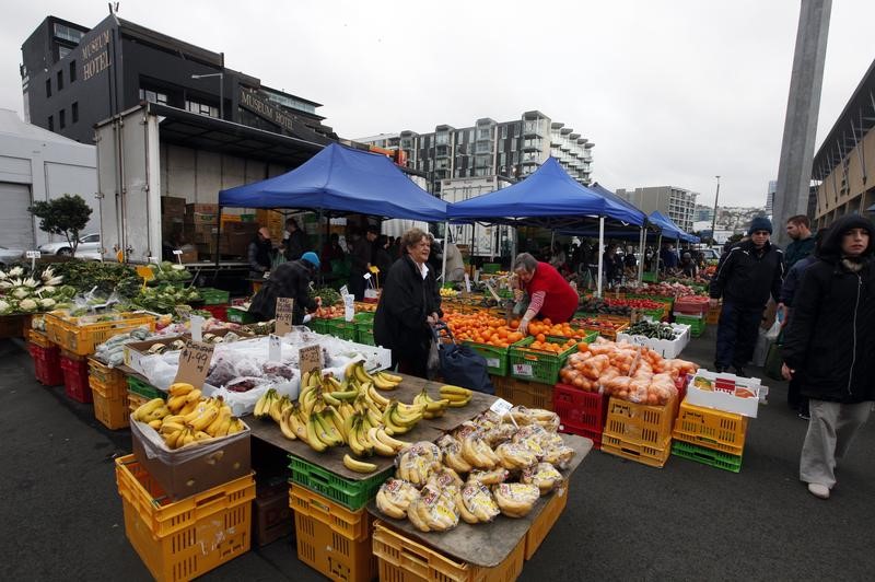 © Reuters. People buy fruits at a fruit and vegetable market in front of the Te Papa Museum in Wellington