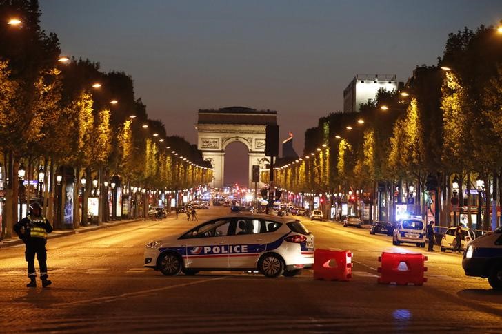 © Reuters. Al menos un policía muerto en el atentado en París, reivindicado por EI