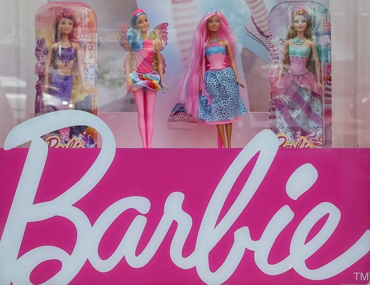 © Reuters. Куклы Барби в витрине магазина в Киеве