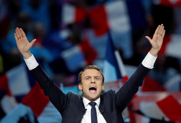 © Reuters. هجوم باريس يلقي بظلاله على آخر أيام حملة الانتخابات الرئاسة