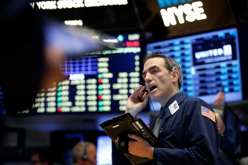 © Reuters. Traders work on the floor of the NYSE in New York