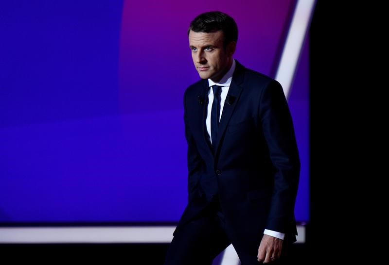 © Reuters. نبذة-ماكرون.. خبير مصرفي شاب أبرز المرشحين لرئاسة فرنسا