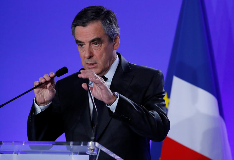 © Reuters. حقائق-ماكرون أم لوبان؟ فيون أم ميلينشون؟ من سيتنافس على رئاسة فرنسا؟