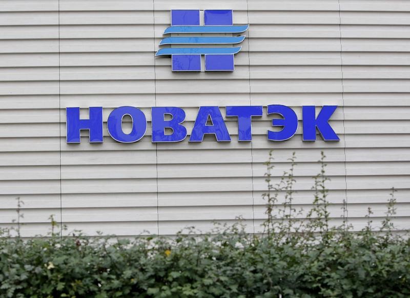 © Reuters. A company logo is seen at the sales office of Novatek, Russia's largest independent natural gas producer, in Moscow