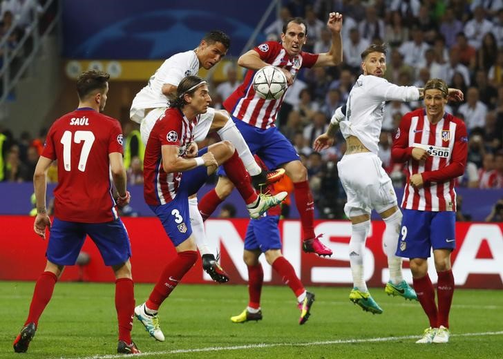© Reuters. El Madrid y el Atleti se enfrentan de nuevo en Champions