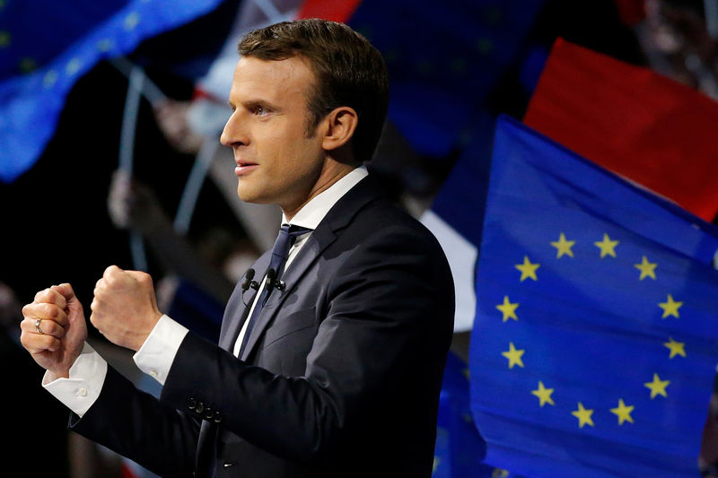 © Reuters. Macron, niño prodigio de la banca y favorito para el Elíseo