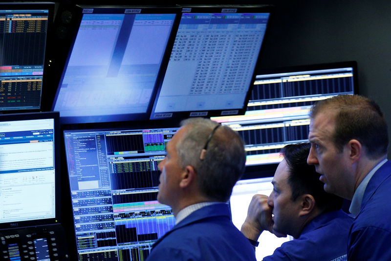 © Reuters. Traders work on the floor of the NYSE in New York