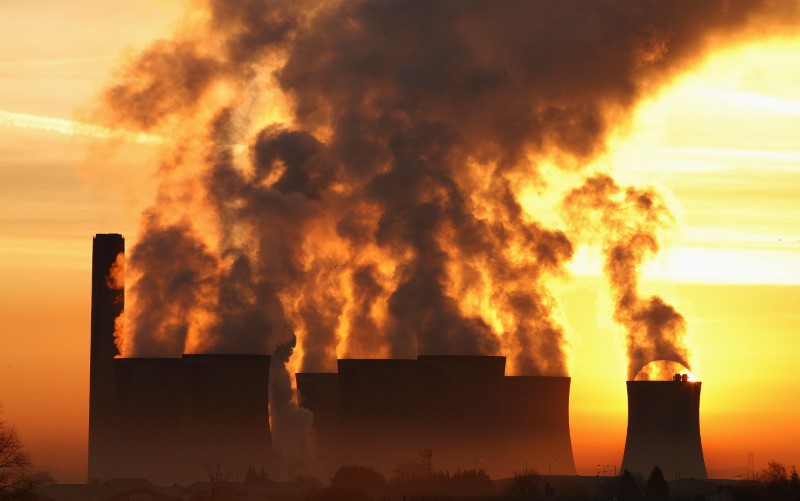 © Reuters. The sun rises behind Fiddlers Ferry coal fired power station near Liverpool