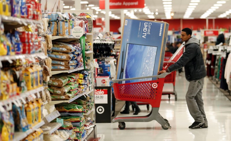 © Reuters. Customer pushes his shopping cart during the Black Friday sales event on Thanksgiving Day at Target in Chicago