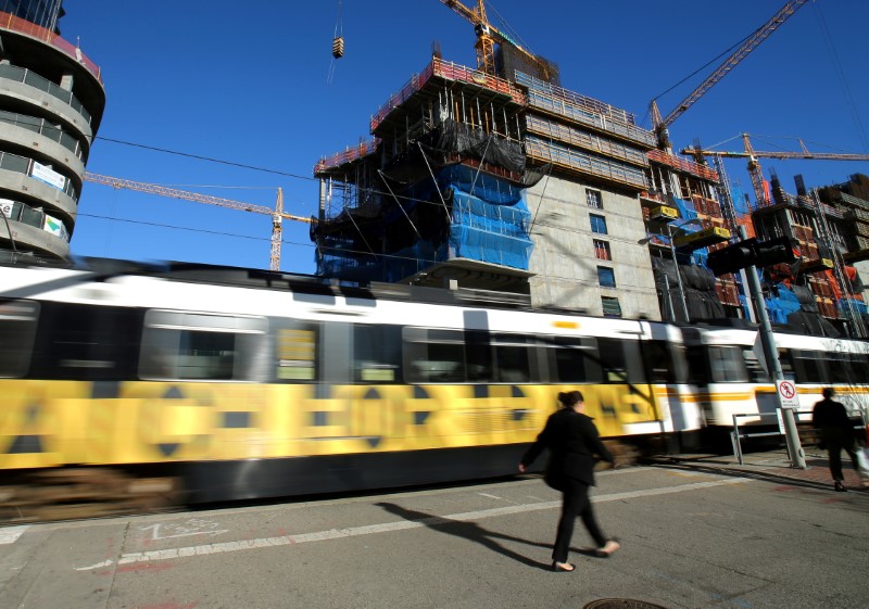 © Reuters. FILE PHOTO - A transit train passes a construction project in downtown Los Angeles