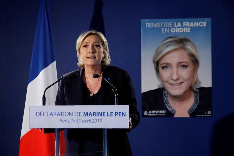 © Reuters. Marine Le Pen, French National Front (FN) political party leader and candidate for the French 2017 presidential election, attends a news conference in Paris