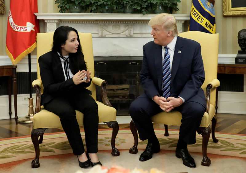 © Reuters. Trump meets Aya Hijazi in the White House in Washington