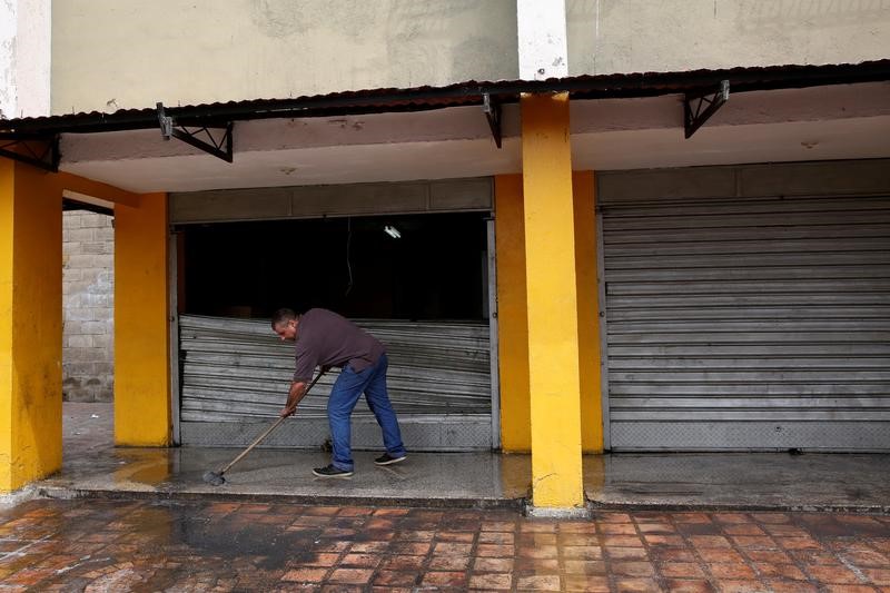 © Reuters. Nueve muertos deja jornada de protestas y saqueos en Venezuela