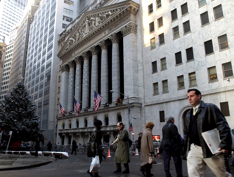 © Reuters. Commuters walk past the New York Stock Exchange in New York