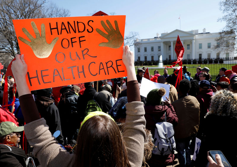 © Reuters. FILE PHOTO: Healthcare demonstrators protest at the White House in Washington