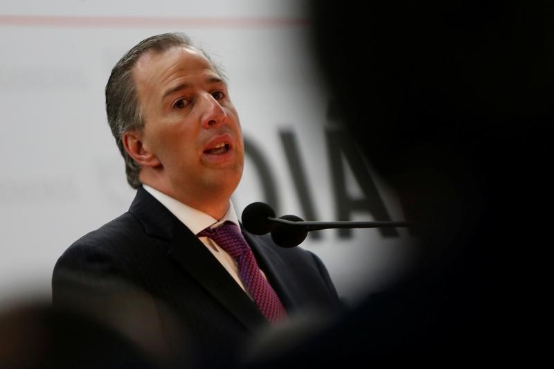 © Reuters. Mexican Finance Minister Jose Antonio Meade speaks during a conference with the Civil Engineers of Mexico in Mexico City, Mexico