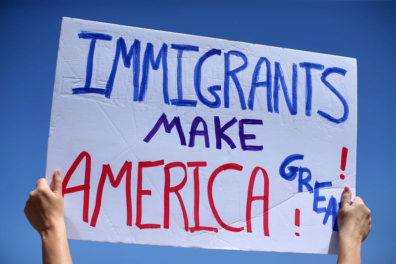 © Reuters. Protesters at U.S.-Mexico border in San Ysidro, California