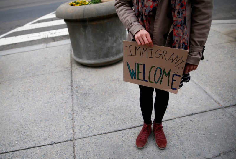 © Reuters. FILE PHOTO - An immigration activist outside of the U.S. Customs and Border Protection headquarters in Washington