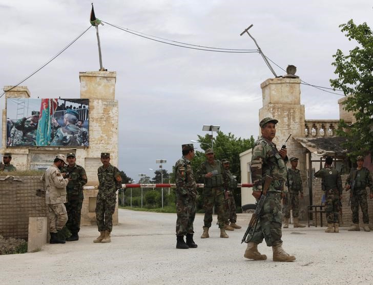 © Reuters. مسؤول: ارتفاع عدد قتلى الهجوم على قاعدة للجيش الأفغاني إلى 140