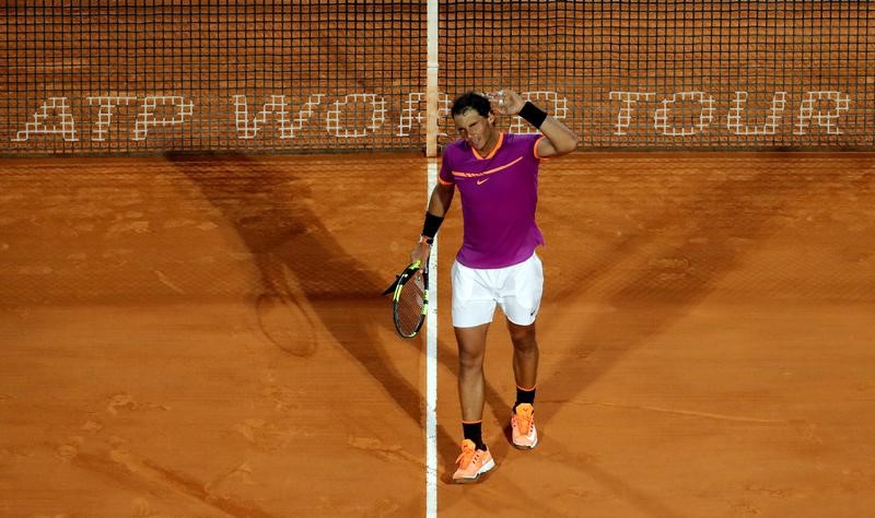 © Reuters. Nadal avanza a las semifinales en Montecarlo, Djokovic cae eliminado