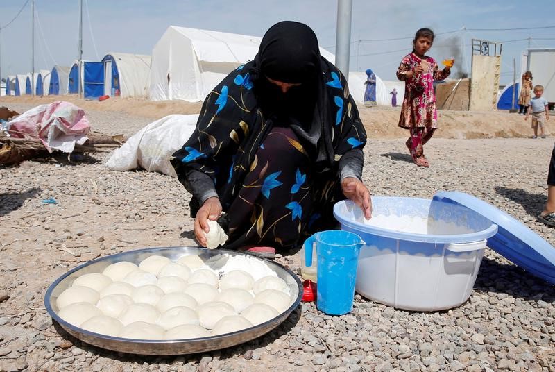 © Reuters. Cientos de personas se unen al éxodo de Mosul, fuerzas iraquíes avanzan