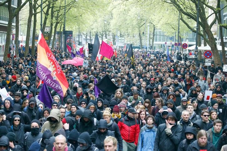 © Reuters. Policías resultan heridos en las protestas contra el partido alemán AfD