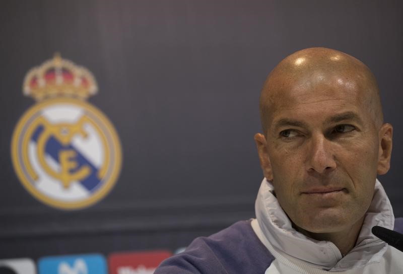 © Reuters. Zidane no cree que el Clásico es decisivo para el título de Liga