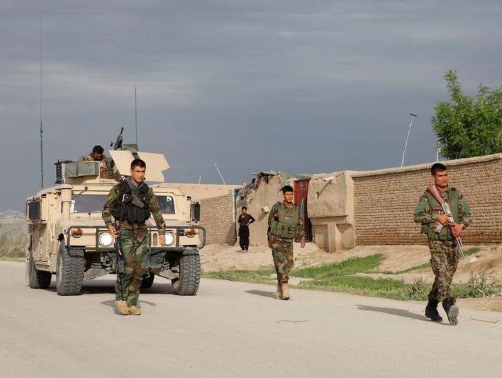 © Reuters. ارتباك وفوضى بعد اختراق طالبان لقاعدة عسكرية أفغانية في هجوم دموي