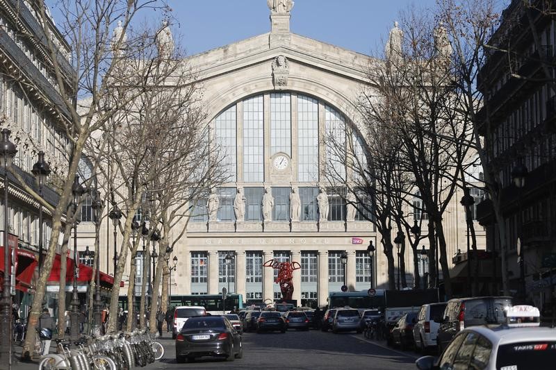 © Reuters. Arrestado un hombre en París tras amenazar con un cuchillo a unos policías