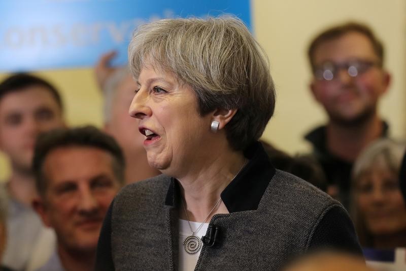 © Reuters. استطلاع: حزب المحافظين بقيادة ماي يتصدر بنحو 19 نقطة في انتخابات بريطانيا