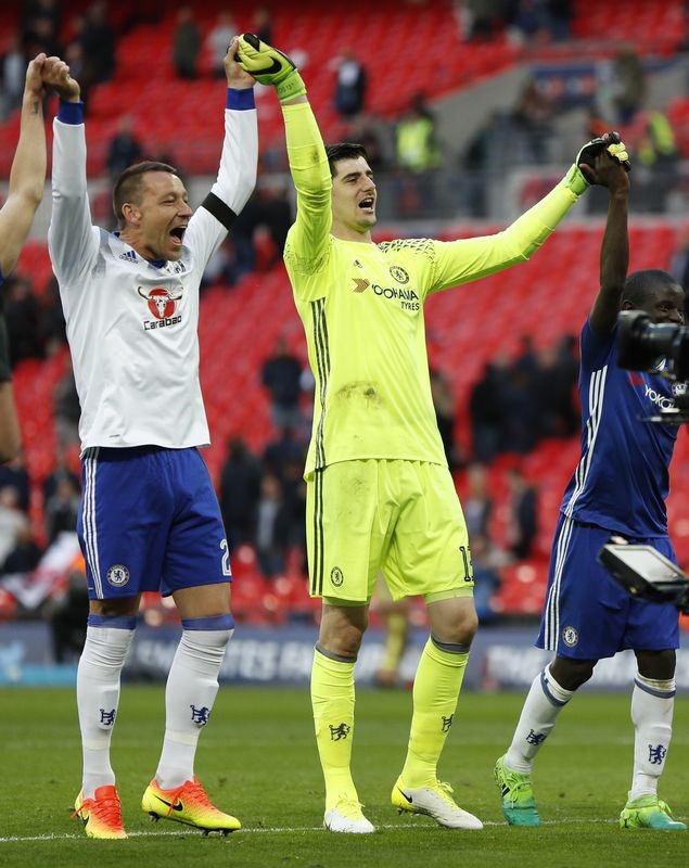© Reuters. تشيلسي في نهائي كأس الاتحاد الانجليزي بفوز مثير على توتنهام